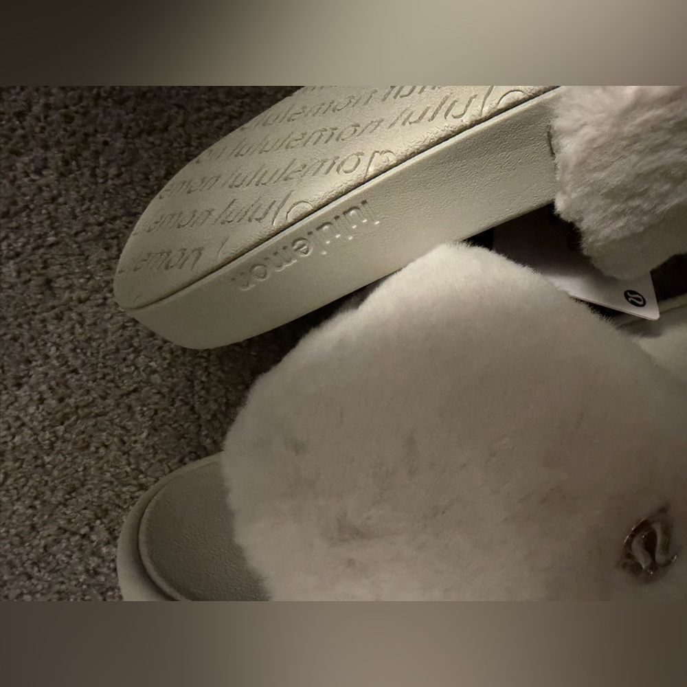lululemon restfeel faux fur slide - NIB - Picture 5 of 12